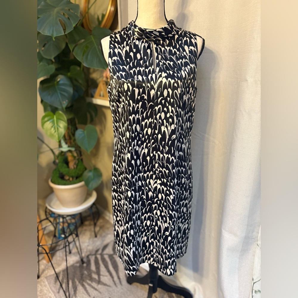 Tahari Black and White Abstract Patterned Mini Sheath Dress - Picture 3 of 11